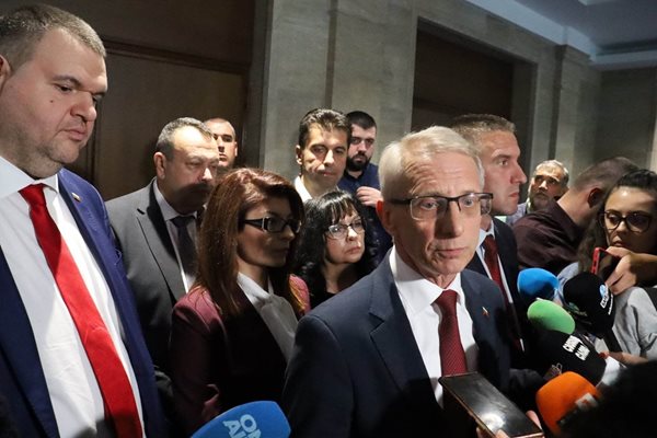 След продължила 8 часа среща в парламента премиерът Николай Денков обяви, че е постигнато споразумение с протестиращите енергетици. 

СНИМКА: РУМИ ТОНЕВА