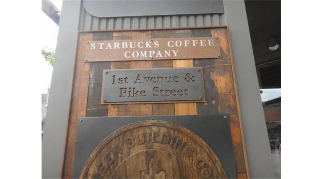 НАЧАЛО: Първото кафене от веригата Старбъкс се появява на Пайк Плейс в Сиатъл.