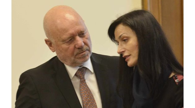 Тодор Тагарев и Мария Габриел разговарят напрегнато преди началото на заседанието на кабинета.
СНИМКА: ЙОРДАН СИМЕОНОВ