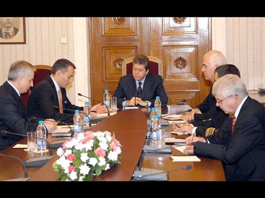 Военният министър Николай Младенов поиска среща с президента Първанов, за да разясни изключително тежкото финансово състояние на отбраната.
СНИМКА: ПИЕР ПЕТРОВ