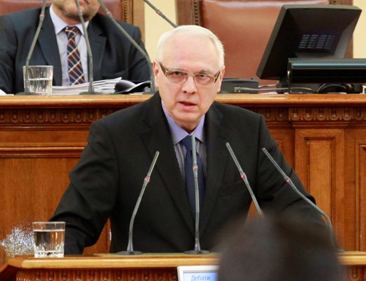 Бившият депутат Велизар Енчев ще води предаване в червената телевизия.
