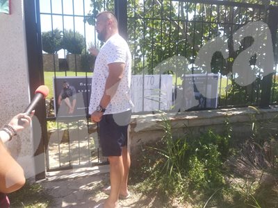 Бареков чука на портата на Прокопиев, на оградата е наредил плакати с негова карикатура и на Иванов.