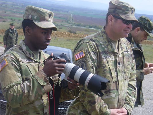Американски войник запечата с фотоапарата си всичко по-интересно днес на военния полигон "Ново село".