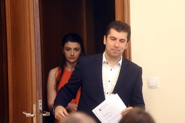 Бившата шефка на кабинета на Кирил Петков Лена Бориславова май отново ще се пробва за парламента.