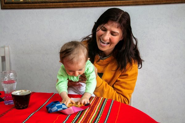 Стойка Кръстева, бебето Цветелина и златният олимпийски медал в дома на шампионката
Снимка: Таня КАЛИНОВА