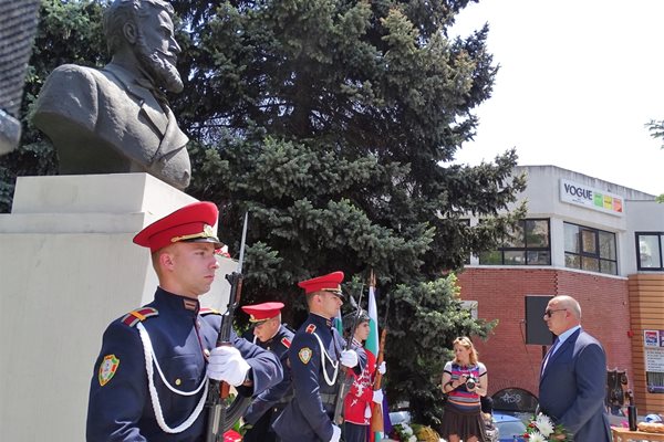Почетен караул застана пред паметника на Ботев
