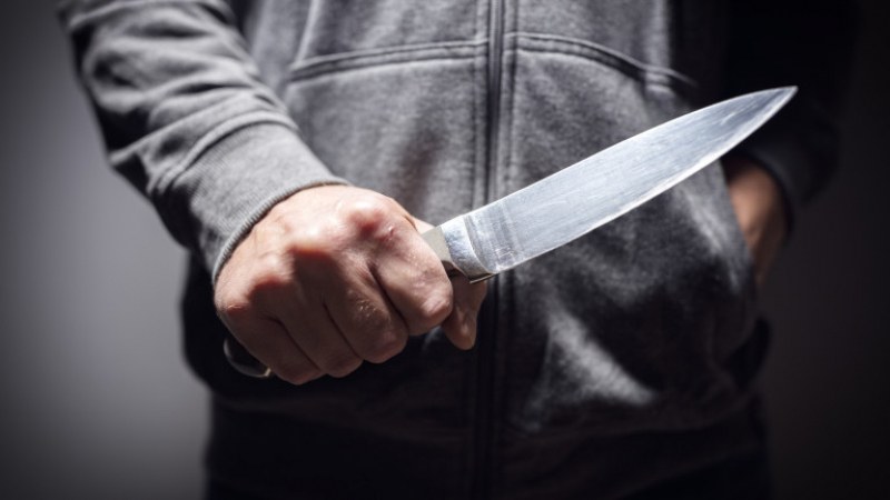 22-годишен карал нерегистрирано АТВ, заплашил полицаите с нож в Перник