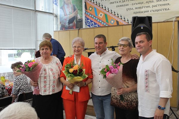 Кметът Пенчо Милков почете 40-годишния юбилей на пенсионерски клуб “Здравец”
СНИМКА: Община Русе