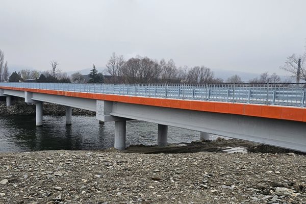 Новият мост над р. Струма, край Покровник. СНИМКИ: АПИ