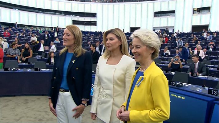 Шефката на ЕП Роберта Мецола, първата дама на Украйна Олена Зеленска и председателката на Еврокомисията Урсула фон дер Лайен преди началото на заседанието
Кадър: Европейски парламент