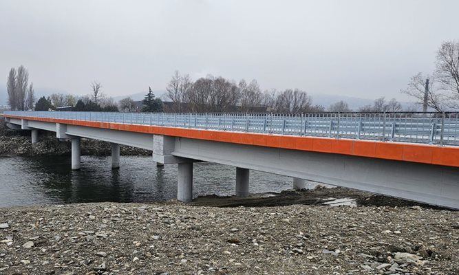 Новият мост над р. Струма, край Покровник. СНИМКИ: АПИ