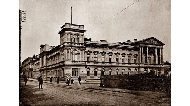 Сградата на Министерството на войната, в която посред бял ден се разиграва кървавата сцена.