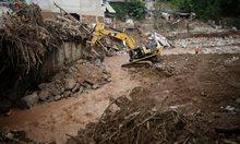 Багер вади камъни от реката, след наводненията и кални свлачища, предизвикани от проливни дъждове в Мокоа, Колумбия