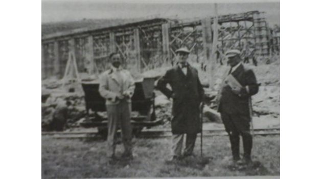 Наудашер-младши, инж. Атанасов и инж. Томанек (от ляво на дясно) по време на строителството на централа “Калин”.
