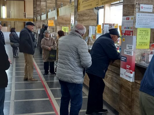 В паричния салон на централна поща в Пловдив пускат по няколко души.