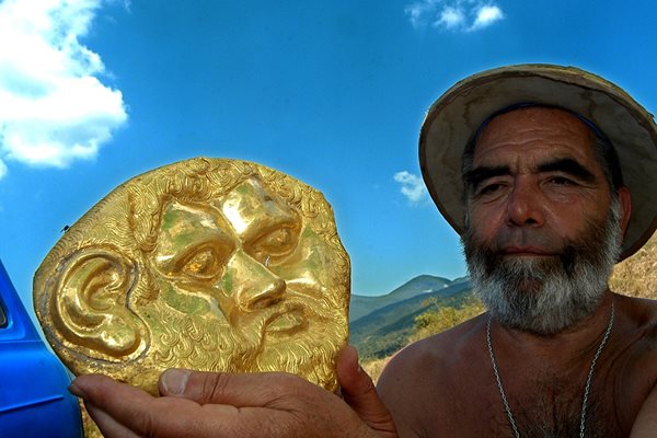 Георги Китов със златната  маска на Терес