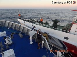 Филипинската брегова охрана инспектира корпуса на кораб след сблъсък с китайската брегова охрана в Южнокитайско море. СНИМКА: РОЙТЕРС