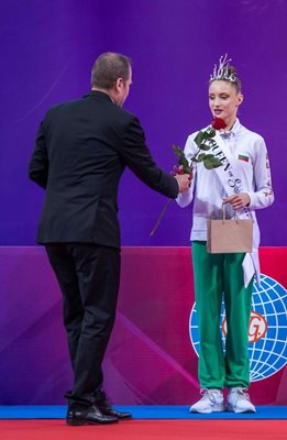 Найден Тодоров от “24 часа”, който е председател на Българската асоциация на спортните журналисти, награждава новата “кралица”.