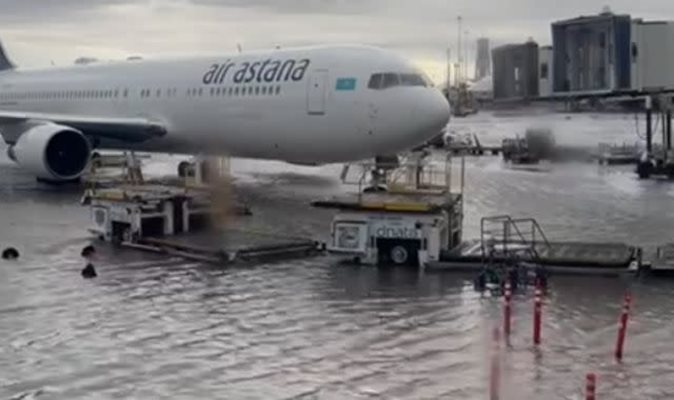 Близо 80 българи блокирани в наводненото летище в Дубай