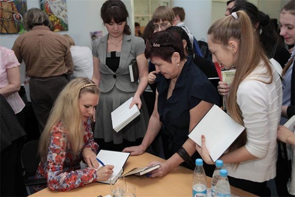 Людмила Филипова дава автографи на почитателите си в Русия.