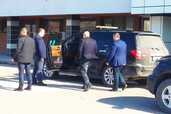 След 45-минутната среща с ръководството на "Локомотив", премиерът сам подкара джипа на път за стадион "Христо Ботев". 