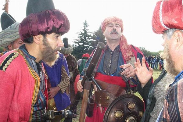 Шефът на шуменската “Традиция” Найден Николов (вляво) преобразен като турски войник 
СНИМКА: СТОЯН НИКОЛОВ
