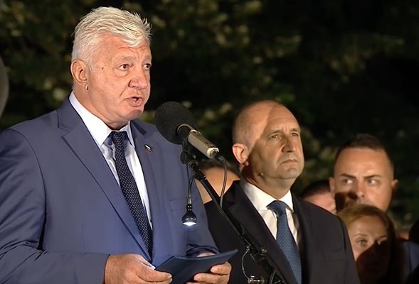 Кметът на Пловдив Здравко Димитров и президентът Румен Радев на паметника на Съединението.