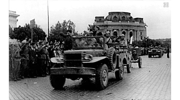 ДЕЙСТВИТЕЛНОСТ: Съветски корпус с американски джипове “Додж” пристига в София на 15 септември.