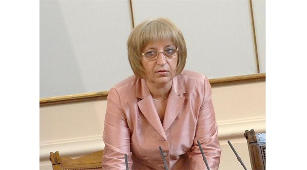МЪЛЧАНИЕ: За момента нямаме коментар по случая със Сийка Попова, предаде позицията на  Цецка Цачева шефът на пресцентъра на парламента Христо Краевски.