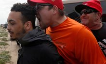 Сблъсъци между активисти поддръжници на Доналд Тръмп и протестиращи срещу водената от него политика