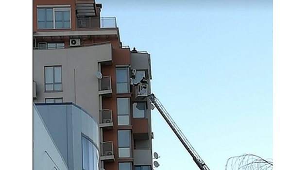 Мъж заплашва да скочи от деветия етаж на сграда в Студентски град в София СНИМКИ: Симона Бузова