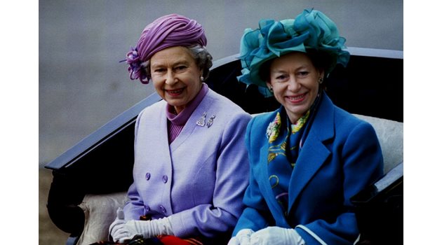 Кралицата е неразделна със сестра си Маргарет до смъртта й през 2002 г.