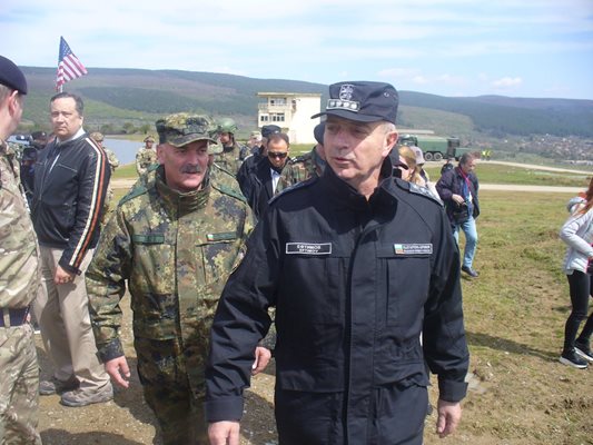 Началникът на отбраната на Българската армия адмирал Емил Ефтимов на полигона "Ново село".
