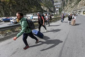 Руснаци преминават пеша границата с Грузия, където се образуваха километрични опашки от желаещи да излязат от Русия СНИМКА: Ройтерс
