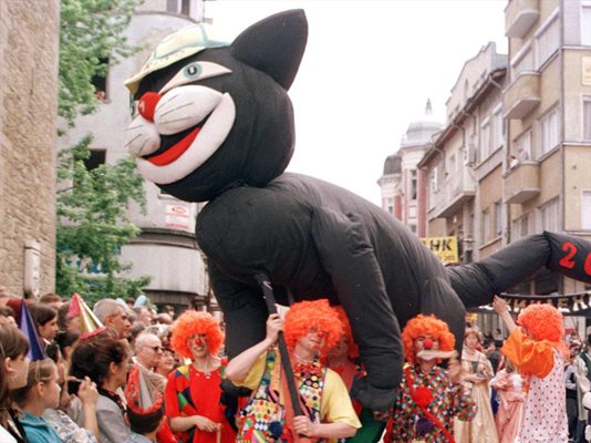 Хиляди зрители приветстват участниците в традиционното карнавално шествие на Международния фестивал на хумора в Габрово. На снимката: прочутата габровска котка повежда веселия парад. Снимка : Иван Русков, БТА