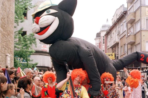Хиляди зрители приветстват участниците в традиционното карнавално шествие на Международния фестивал на хумора в Габрово. На снимката: прочутата габровска котка повежда веселия парад. Снимка : Иван Русков, БТА