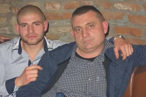 Виктор (вляво) с баща си Иван Христов, преди отношенията им да се пропукат.