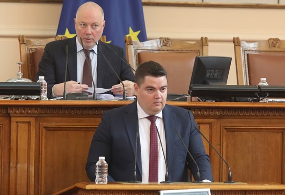 Шефът на правната комисия Стою Стоев представя предложенията.