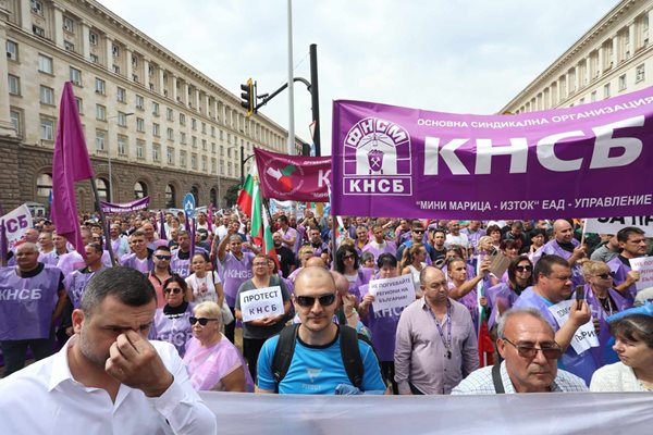 Протестите на миньорите и фермерите се засякоха пред сградата на Министерския съвет. 
СНИМКИ: РУМЯНА ТОНЕВА, НИКОЛАЙ ЛИТОВ