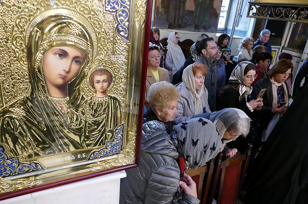 Десетки миряни дойдоха на литургията в храма "Света Богородица - Благовещение".