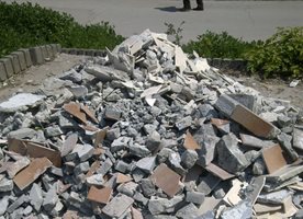 Изхвърлянето на строителни отпадъци в кофите за смет е абсолютно забранено