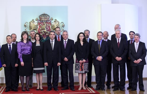 През мандата си Плевнелиев назначи 2 служебни правителства. На снимката е с първото от 2013 г.