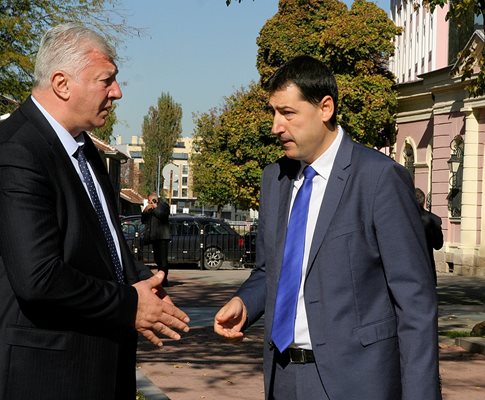 Областният управител Здравко Димитров (вляво) и кметът Иван Тотев. Двамата не се разбираха, но ако губернаторът бъде издигнат от ГЕРБ за кандидат-кмет, на Тотев ще му се наложи да работи за него по време на кампанията в качеството си на партиен лидер.