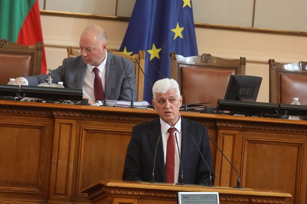Министър Димитър Стоянов отново увери, че отпуснатото оръжие не застрашава способностите на армията ни.