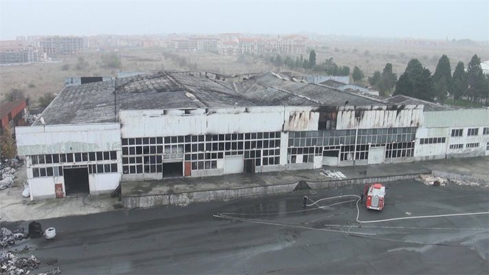 Сградата на някогашния завод е изградена от метални конструкции на площ 2000 кв.м. Целият имот на регистрираната в Кипър фирма е над 13 дка.