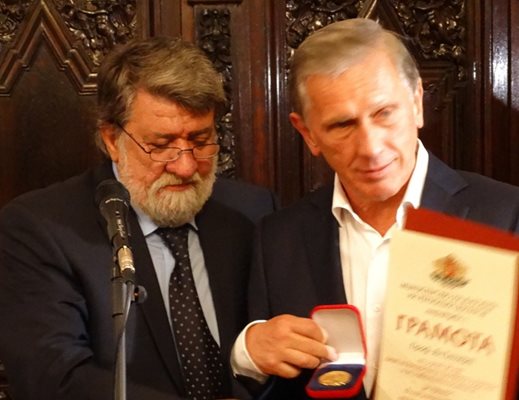 Министърът на културата Вежди Рашидов връчва високото отличие за принос в културата - орден "Златен век" на известния полски актьор Ян Енглерт