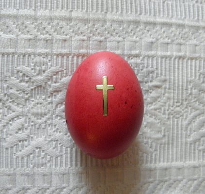 В Гърция боядисват яйцата главно в червено и ги украсяват с кръст.