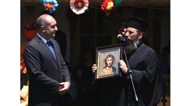 Румен Радев днес бе гост на жителители на село Труд по повод на 150-годишния юбилей на местната църква "Св. Троица"