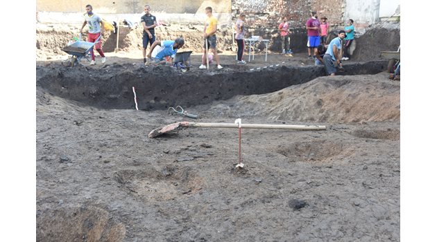Археолозите продължават работата си, преди на мястото на селището да бъде построена нова сграда.