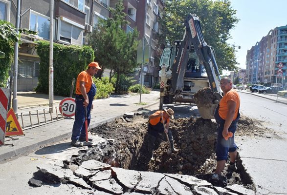 Работници отстраняват поредната авария на бул. "Ал. Стамболийски". Снимки: Авторът
